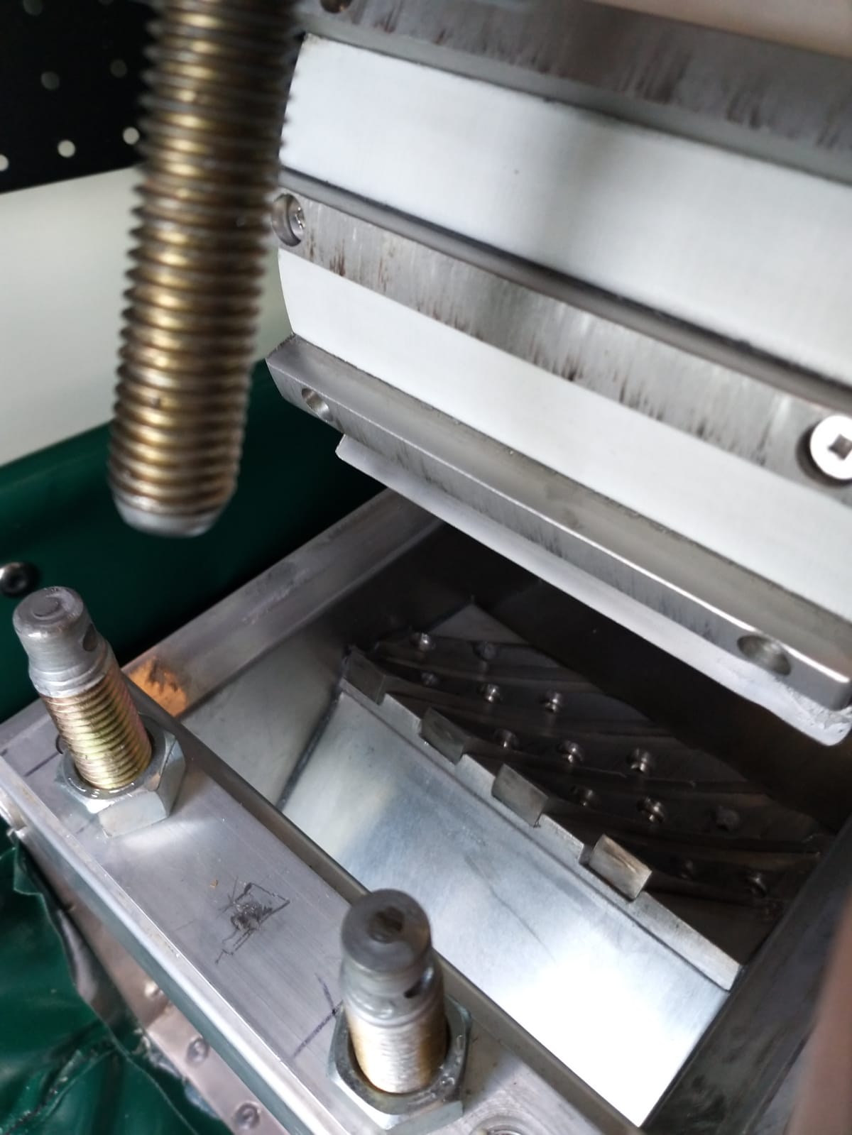 Blade mechanism