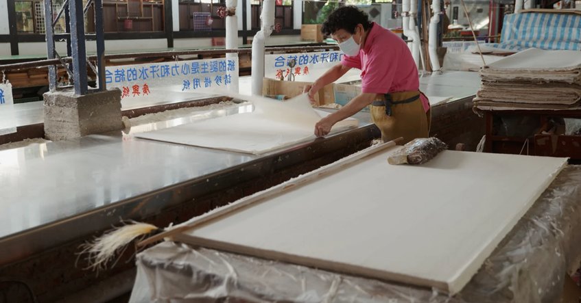 Papermaking artisan in Puli